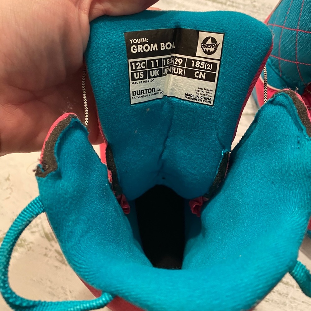 COPY - Burton grom grow with me boots with BOA system.